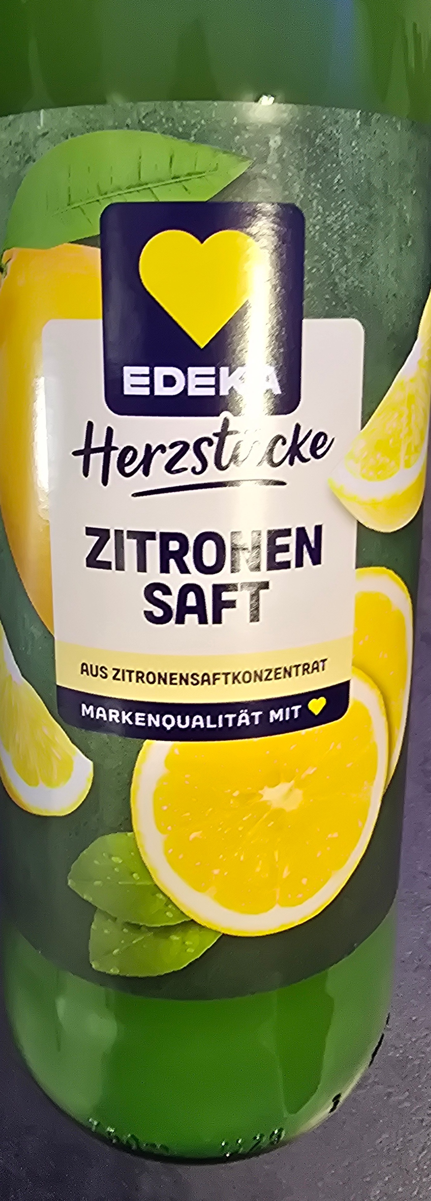 Vorderseite von Zitronensaft aus Zitronensaftkonzentrat